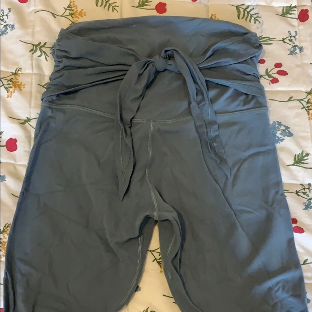 Lululemon athletic leggings with wrap waist! 28”
